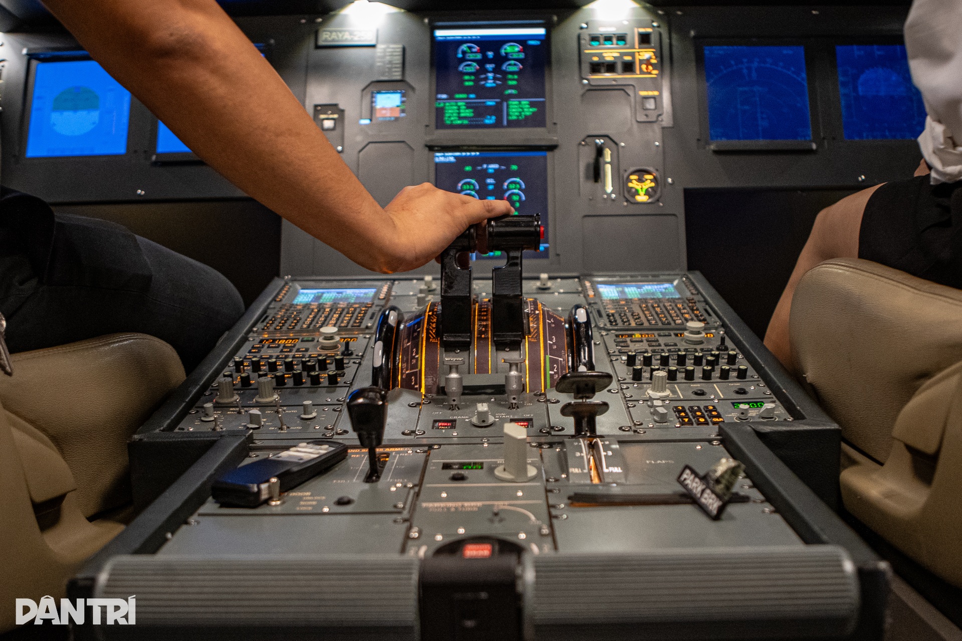 Người Hà Nội chi tiền triệu lái máy bay Airbus cảm giác rung lắc như thật - 4 Người Hà Nội chi tiền triệu lái máy bay Airbus cảm giác rung lắc như thật - 4