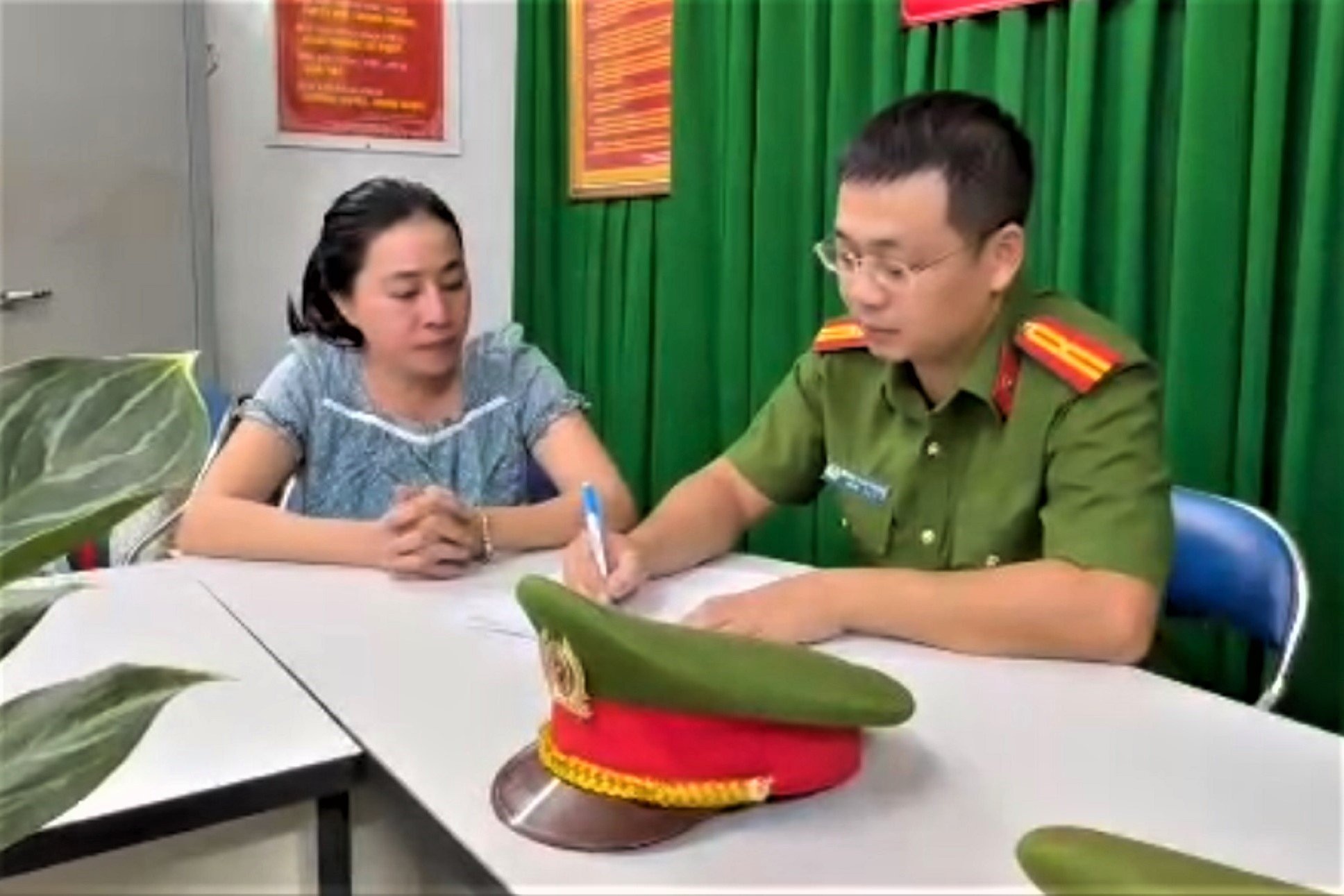 Airline captain runs prostitution ring - 1 Cơ trưởng hãng hàng không điều hành đường dây mại dâm - 1