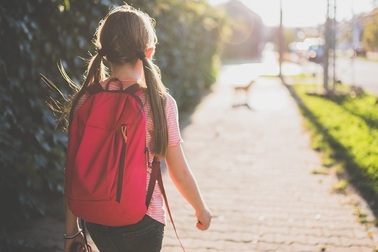 Câu chuyện về cách cha trừng phạt con gái vì tội bắt nạt bạn khiến dân mạng tranh cãi