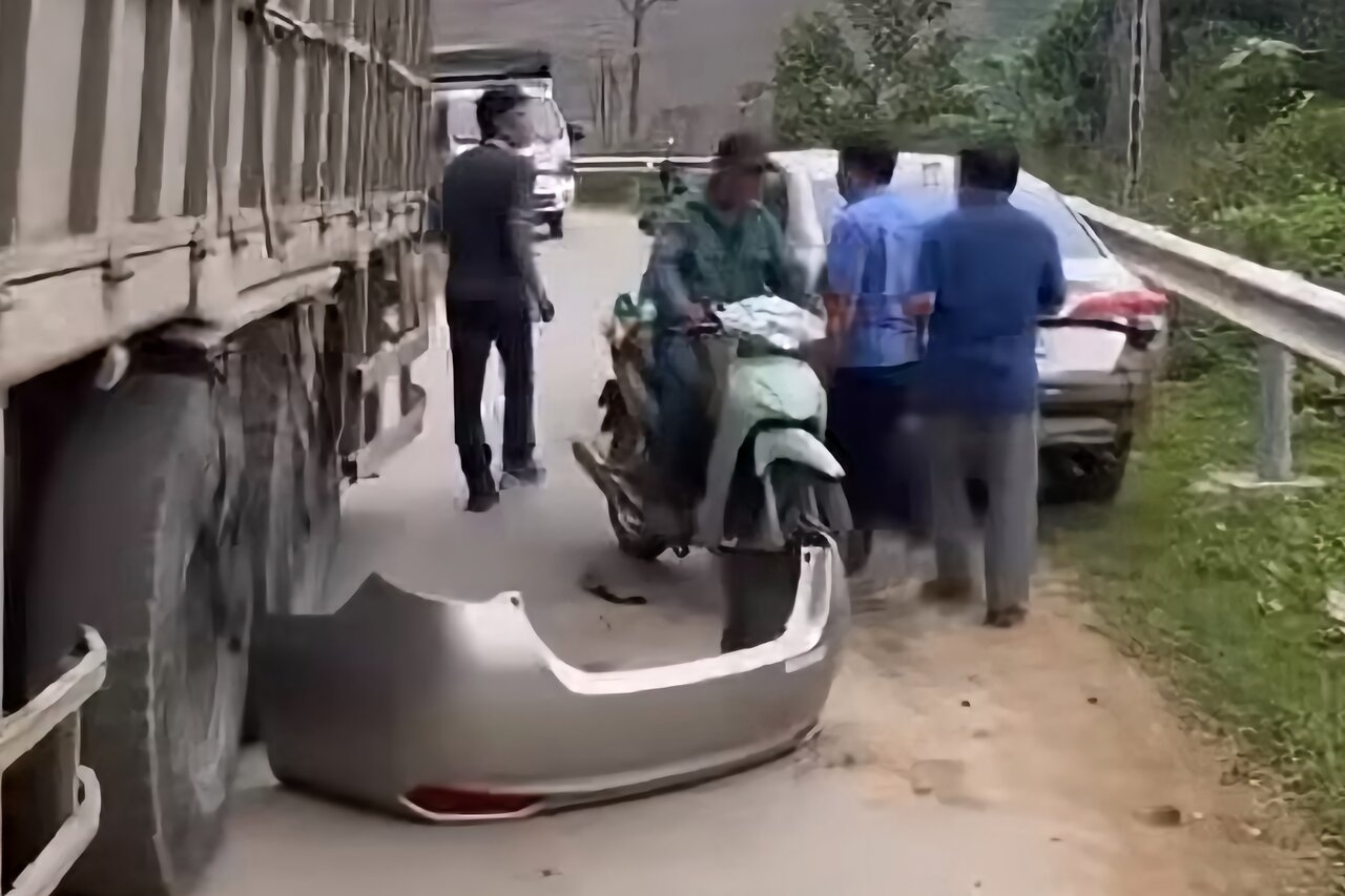 Chiếc xe ô tô 4 chỗ bị hư hỏng sau va chạm giao thông (Ảnh cắt từ clip)