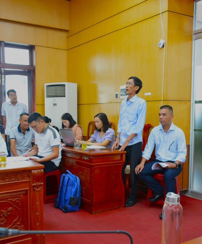 Phóng viên Nguyễn Hoàng Chí Công-Báo Dân Việt đặt câu hỏi với lãnh đạo TP Quảng Ngãi.