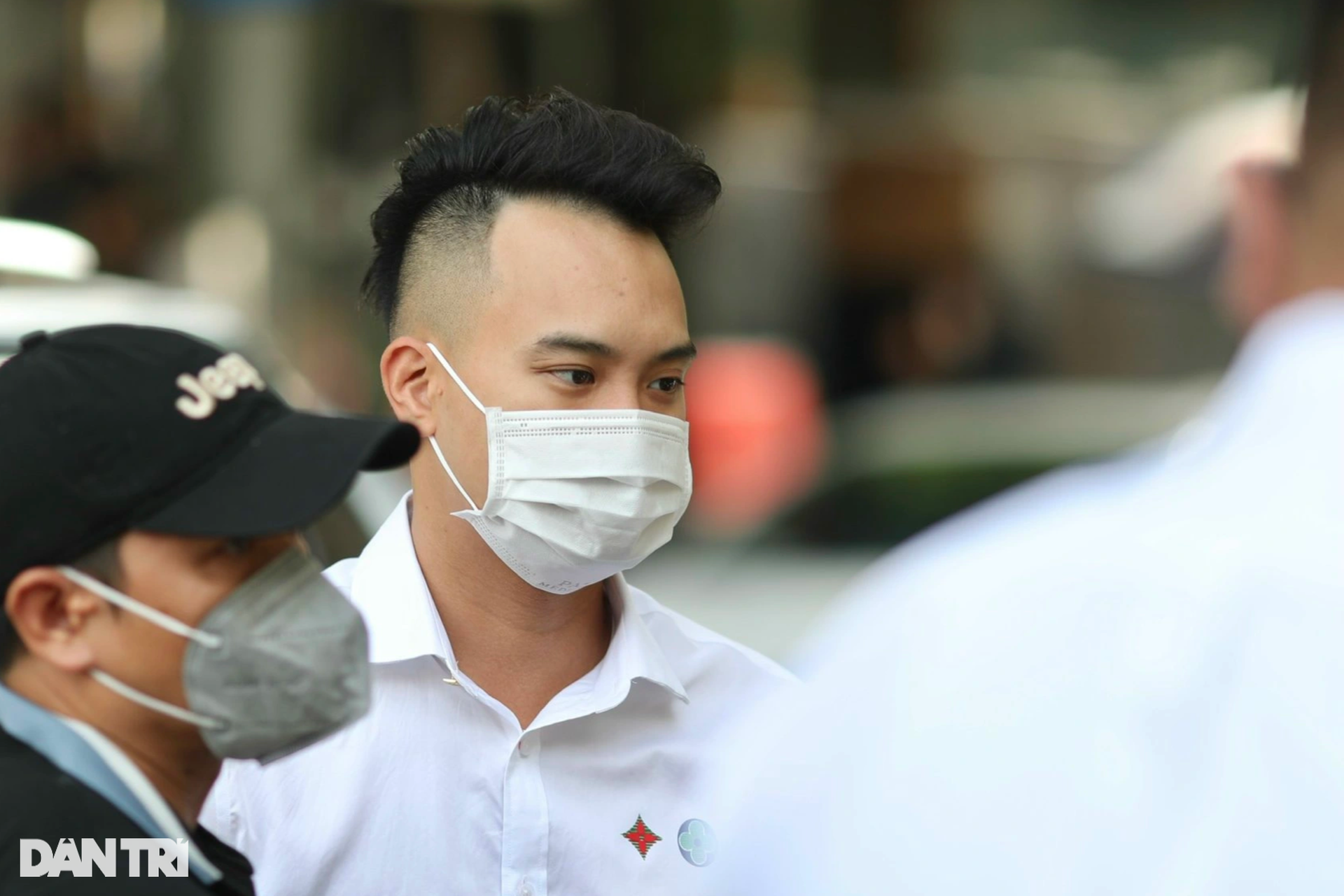 Diệp Lâm Anh thu hút chú ý tại phiên tòa xử vụ ly hôn với chồng thiếu gia - 5 Diệp Lâm Anh thu hút chú ý tại phiên tòa xử vụ ly hôn với chồng thiếu gia - 5