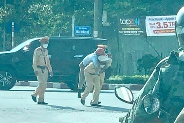 Cảnh sát cõng người đàn ông bị say nắng ngã giữa đường