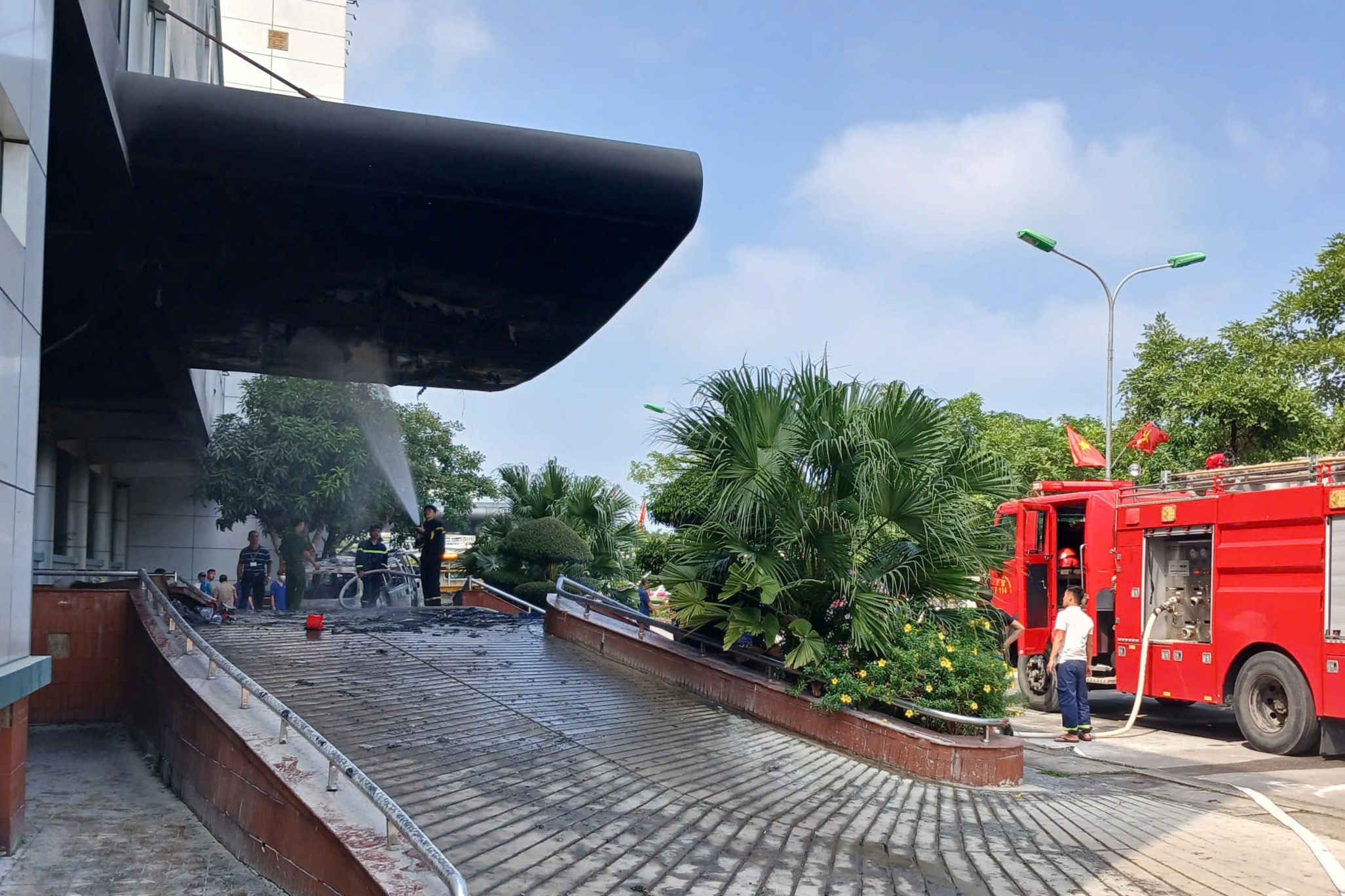 Ambulans terbakar di depan lobi rumah sakit terbesar Nghe An - 2 Xe cứu thương bốc cháy trước sảnh ở bệnh viện lớn nhất Nghệ An - 2