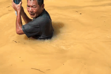 Cha ở Phú Thọ lên Thái Nguyên, bơi 4 tiếng giữa nước lũ tiếp tế cho con gái