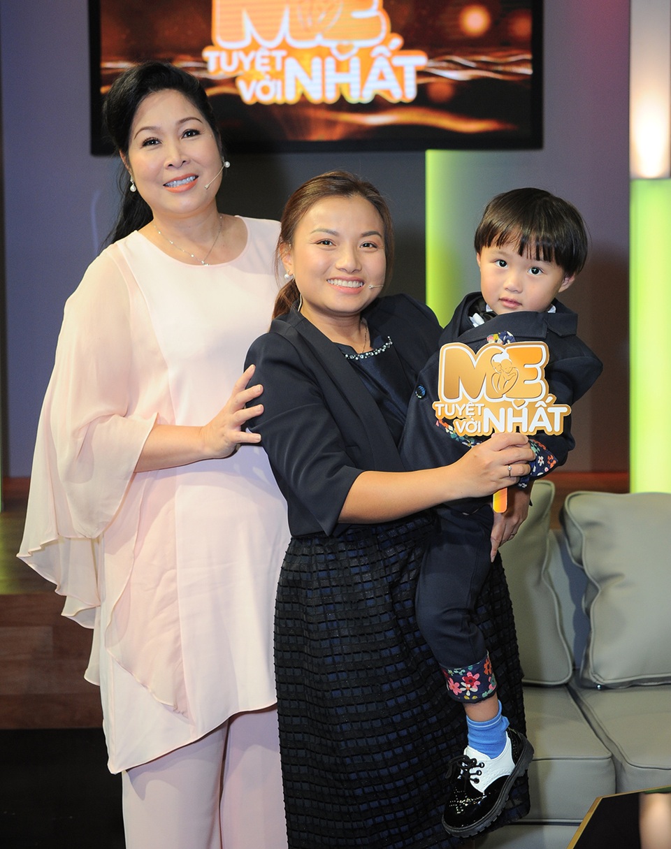 Quỳnh Trần JP và bé Sa về Việt Nam tham gia talkshow cùng NSND Hồng Vân - 4 Quỳnh Trần JP và bé Sa về Việt Nam tham gia talkshow cùng NSND Hồng Vân - 4