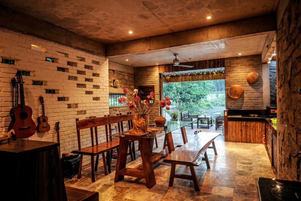 Chán biệt thự phố, vợ chồng Việt về quê làm nhà tranh giữa vườn cây, ao cá - 7 Chán biệt thự phố, vợ chồng Việt về quê làm nhà tranh giữa vườn cây, ao cá - 7