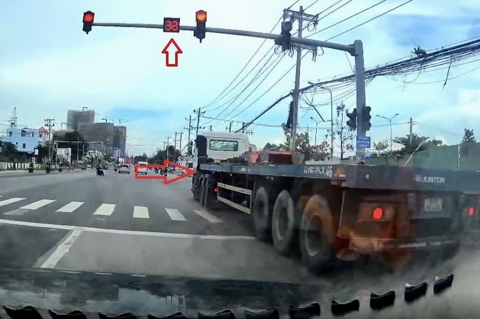 Phạt tài xế xe đầu kéo vượt đèn đỏ ở TPHCM - 2