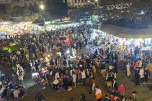 Biển người chen chân ở chợ đêm Đà Lạt, các tuyến đường tắc "ngạt thở"