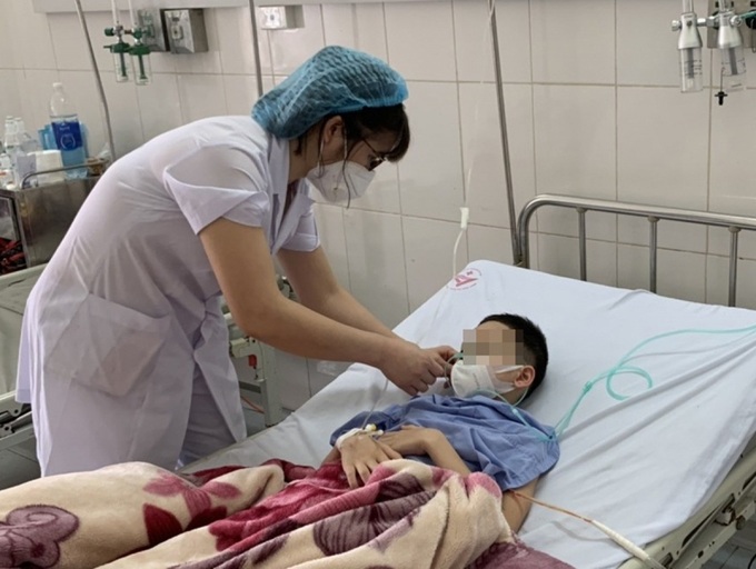 Bệnh nhi được điều trị tại Bệnh viện Đa khoa tỉnh Lào Cai. Ảnh baolaocai.vn 