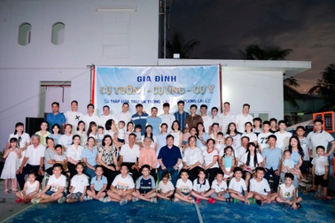 Gia đình hơn 80 người, 4 thế hệ thuê nguyên khu villa du lịch hè cùng nhau