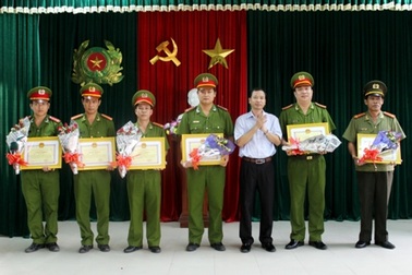 Thưởng nóng công an khám phá nhanh vụ án nổ súng làm 3 người thương vong