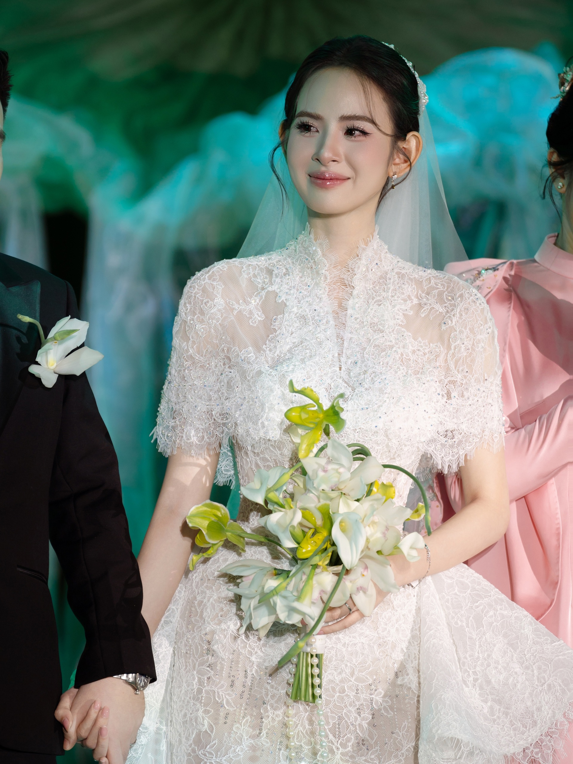 Hương Liên bật khóc bên chồng hơn 12 tuổi trong đám cưới hào môn xa hoa - 8 Hương Liên bật khóc bên chồng hơn 12 tuổi trong đám cưới hào môn xa hoa - 8