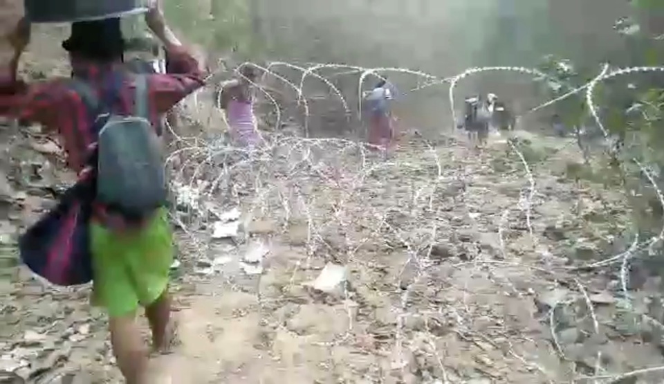 Hàng nghìn người Myanmar băng rừng, vượt biên trốn không kích - 4 Hàng nghìn người Myanmar băng rừng, vượt biên trốn không kích - 4