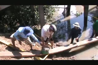 Đội thi công cầu đường U70 ở huyện Lai Vung, Đồng Tháp