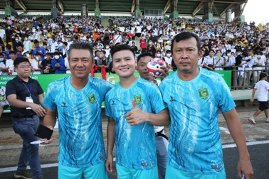 Hàng vạn khán giả Cần Thơ hào hứng xem Quang Hải đá bóng ở đất Tây Đô