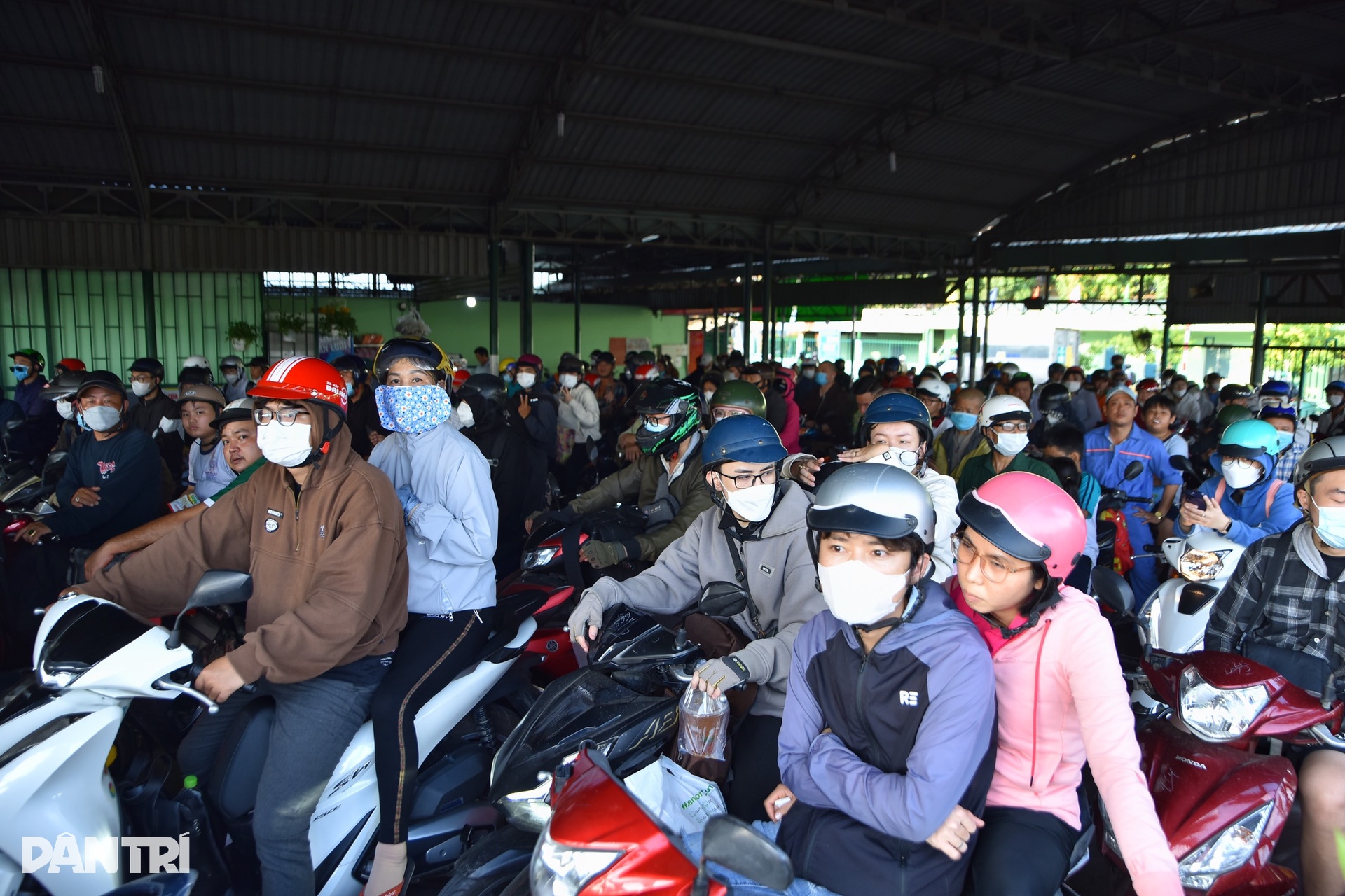 Nhiều tuyến đường ở TPHCM kẹt cứng do người dân nghỉ Tết Tây sớm - 14 Nhiều tuyến đường ở TPHCM kẹt cứng do người dân nghỉ Tết Tây sớm - 14
