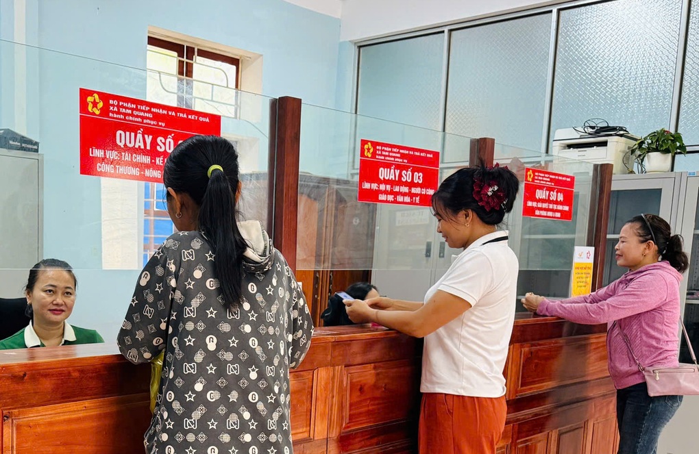 Cặp đôi U90 đi đăng ký kết hôn trong ngày đầu vận hành chính quyền 2 cấp - 3 Cặp đôi U90 đi đăng ký kết hôn trong ngày đầu vận hành chính quyền 2 cấp - 3