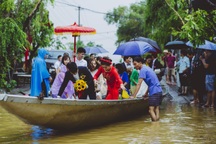 Cặp đôi xứ Huế vượt lũ thành duyên