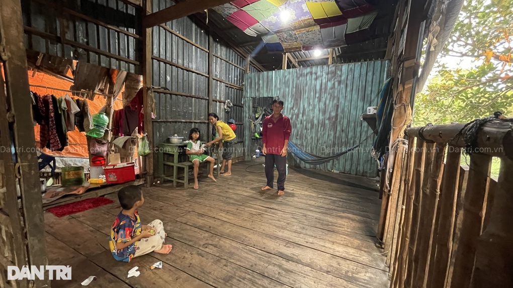 Chồng nghèo nuôi vợ khờ và 2 con thơ thất học trong căn nhà dột nát - 2 Chồng nghèo nuôi vợ khờ và 2 con thơ thất học trong căn nhà dột nát - 2