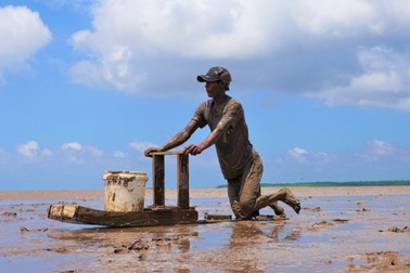 Người đàn ông mỗi ngày "trượt ván" cả trăm km, tay không bắt cá