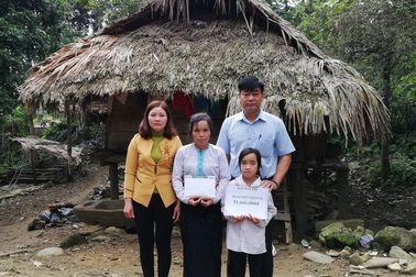 Hơn 51 triệu đồng đến với 2 mẹ con người dân tộc Tày