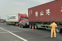 Ô tô 7 chỗ mắc kẹt giữa 2 xe đầu kéo trên cao tốc TPHCM - Trung Lương