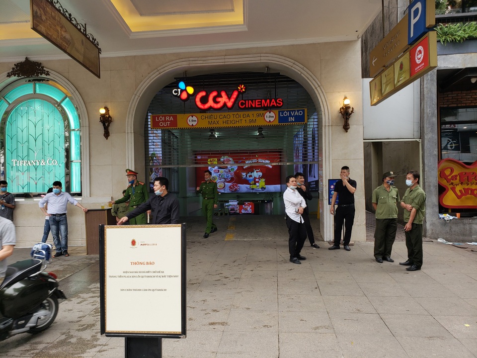 Hà Nội: Xe ô tô bốc cháy dưới tầng hầm Tràng Tiền Plaza - 3 Hà Nội: Xe ô tô bốc cháy dưới tầng hầm Tràng Tiền Plaza - 3