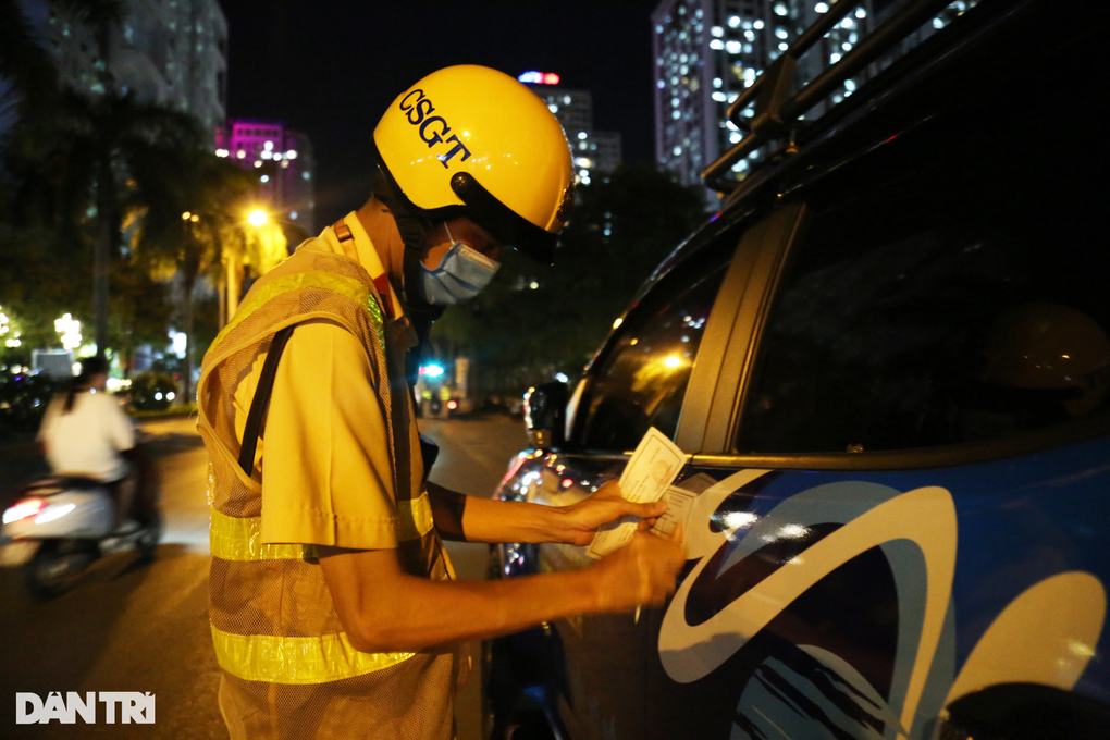 Hà Nội: CSGT hóa trang gần quán nhậu, xử lý ma men lái ô tô - 8 Hà Nội: CSGT hóa trang gần quán nhậu, xử lý ma men lái ô tô - 8