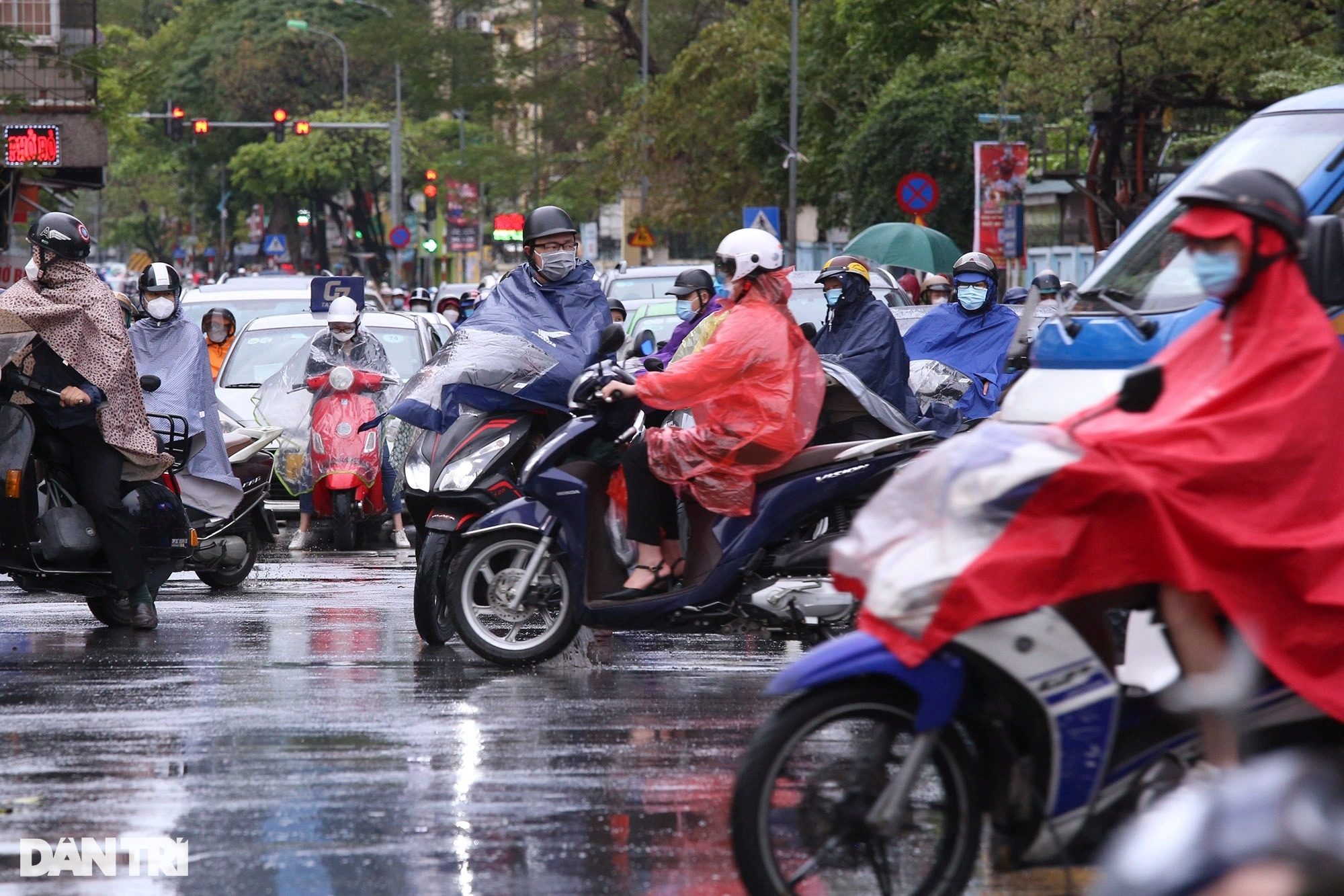 Đường phố ùn tắc giờ cao điểm, bình thường cũ ở Hà Nội đã quay trở lại? - 6 Đường phố ùn tắc giờ cao điểm, bình thường cũ ở Hà Nội đã quay trở lại? - 6