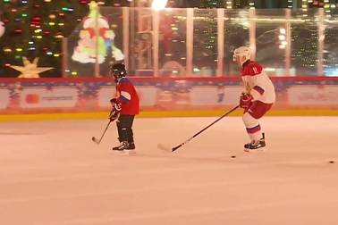 Ông Putin chơi khúc côn cầu với cậu bé 9 tuổi tại Quảng trường Đỏ