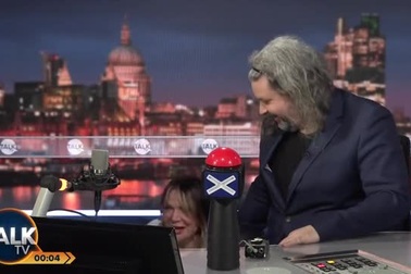 MC talkshow truyền hình ngã nhào ngay trên sóng trực tiếp