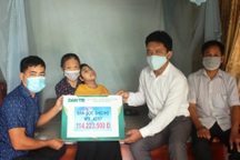 Cha lao phổi, con bị bại não được bạn đọc giúp đỡ hơn 200 triệu đồng