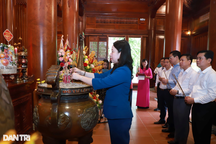 Phó Chủ tịch nước dâng hương tưởng niệm Chủ tịch Hồ Chí Minh