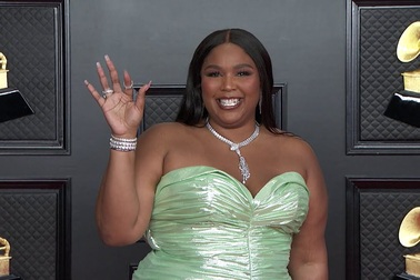 Lizzo tươi tắn trên thảm đỏ