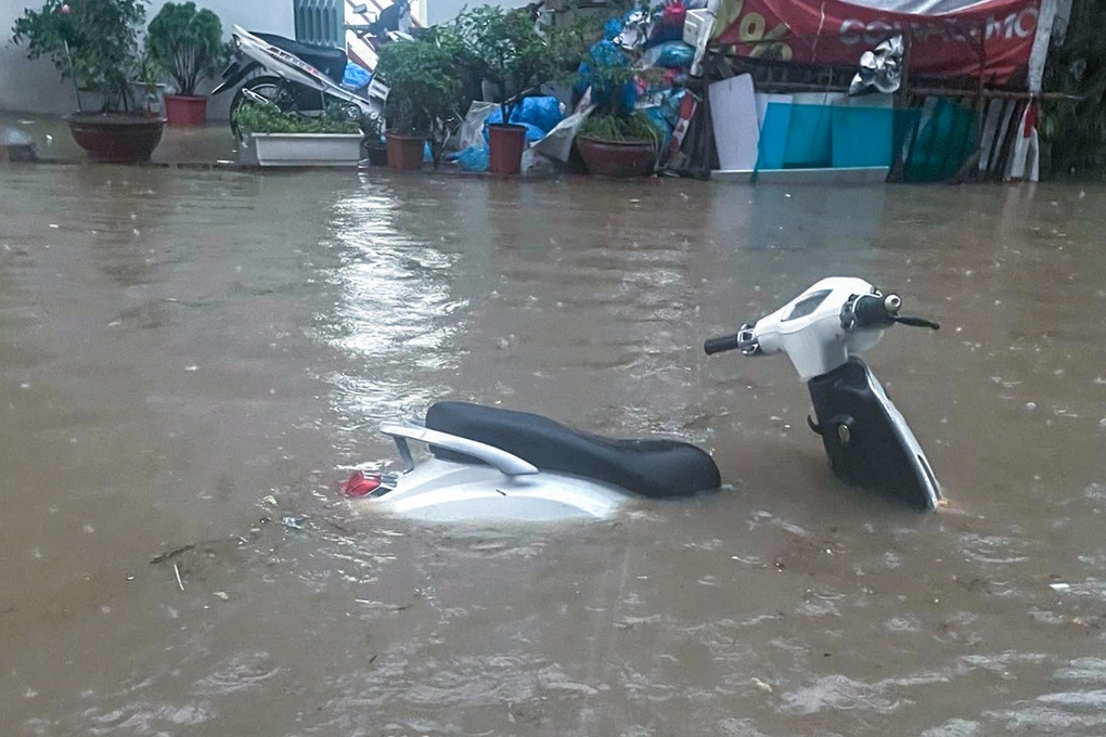 Lạng Sơn mưa lớn, nhiều tuyến đường phố chìm trong biển nước - 1 Lạng Sơn mưa lớn, nhiều tuyến đường phố chìm trong biển nước - 1
