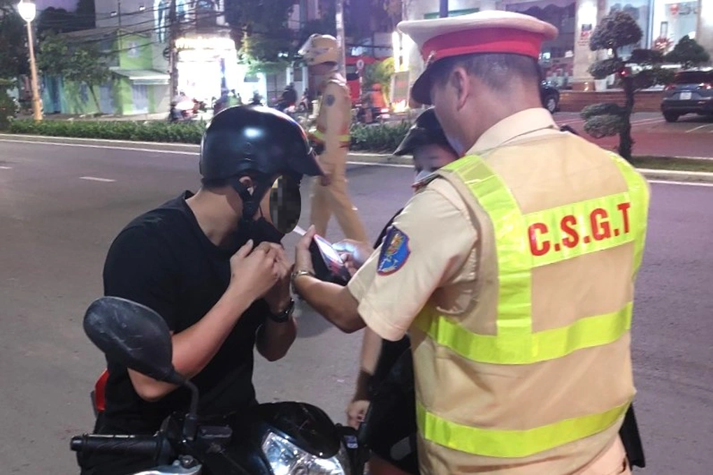 Nhiều cán bộ né tránh kiểm tra nồng độ cồn - 5 Nhiều cán bộ né tránh kiểm tra nồng độ cồn - 5