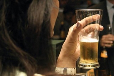 Con gái uống bia rượu là hư?