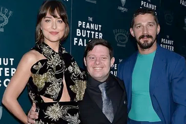 “Thắt nơ” che ngực, kiều nữ phim “50 sắc thái” khoe sắc mặn mà