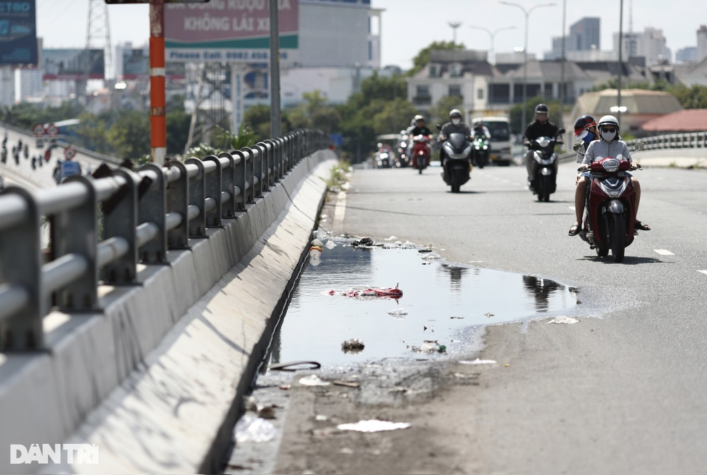 Tái xuất hiện dấu hiệu lõm mặt cầu vượt Nguyễn Hữu Cảnh ở TPHCM - 2 Tái xuất hiện dấu hiệu lõm mặt cầu vượt Nguyễn Hữu Cảnh ở TPHCM - 2