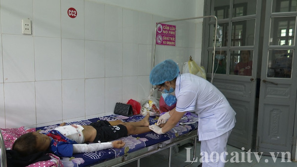 Nổ điện thoại khi đang sạc pin, cháu bé 10 tuổi bị thương nặng - 1 Nổ điện thoại khi đang sạc pin, cháu bé 10 tuổi bị thương nặng - 1
