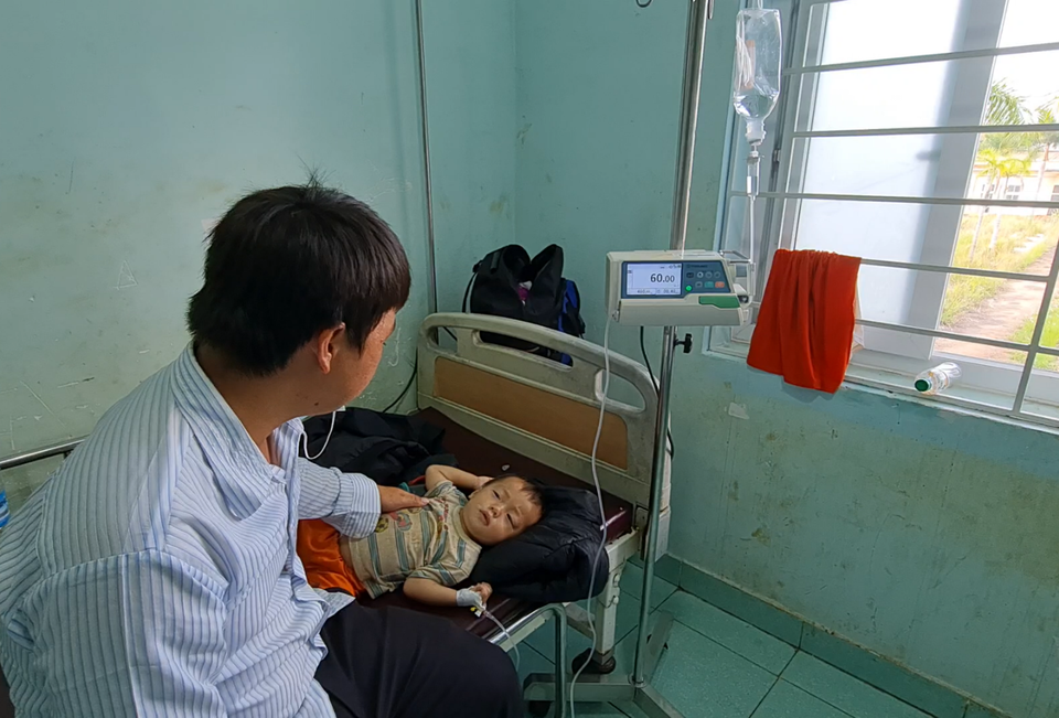 Tiệc cưới nấu cạnh nhà vệ sinh, bãi rác, hơn 100 người ngộ độc - 1 Tiệc cưới nấu cạnh nhà vệ sinh, bãi rác, hơn 100 người ngộ độc - 1