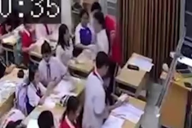 Học sinh lớp 7 túm tóc, đè đầu, quật ngã cô giáo ngay trong lớp học