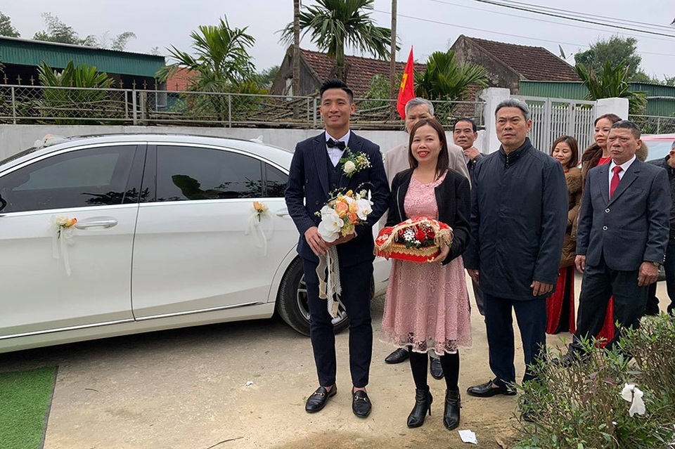 Bùi Tiến Dũng lên xe hoa đón dâu ở Hà Tĩnh - 2 Bùi Tiến Dũng lên xe hoa đón dâu ở Hà Tĩnh - 2