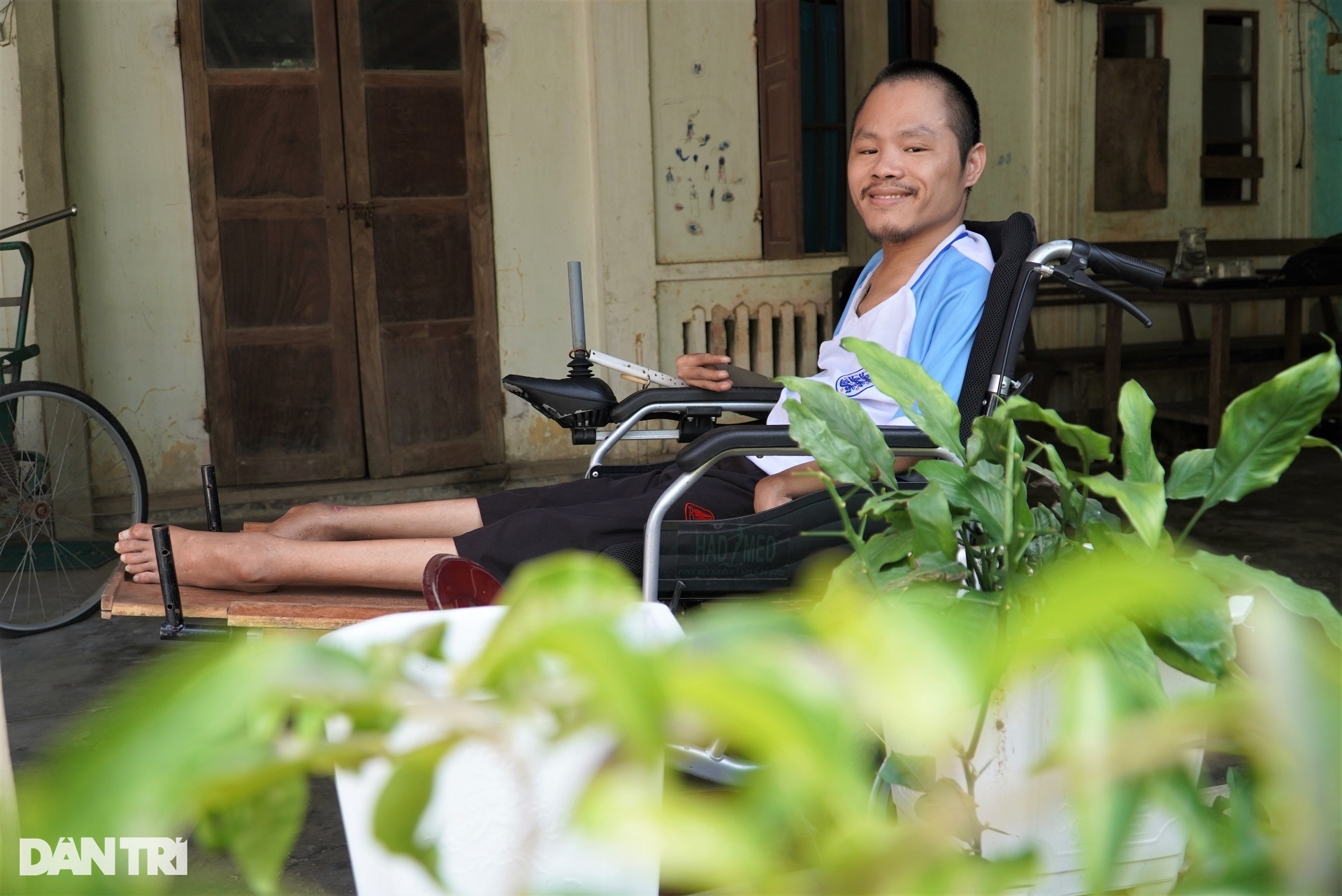 Chàng trai dạy học online, vẽ tranh và viết hồi ký 800 trang bằng... miệng - 15 Chàng trai dạy học online, vẽ tranh và viết hồi ký 800 trang bằng... miệng - 15