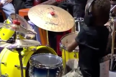 Thán phục cậu bé 4 tuổi với khả năng chơi trống cực chuyên nghiệp