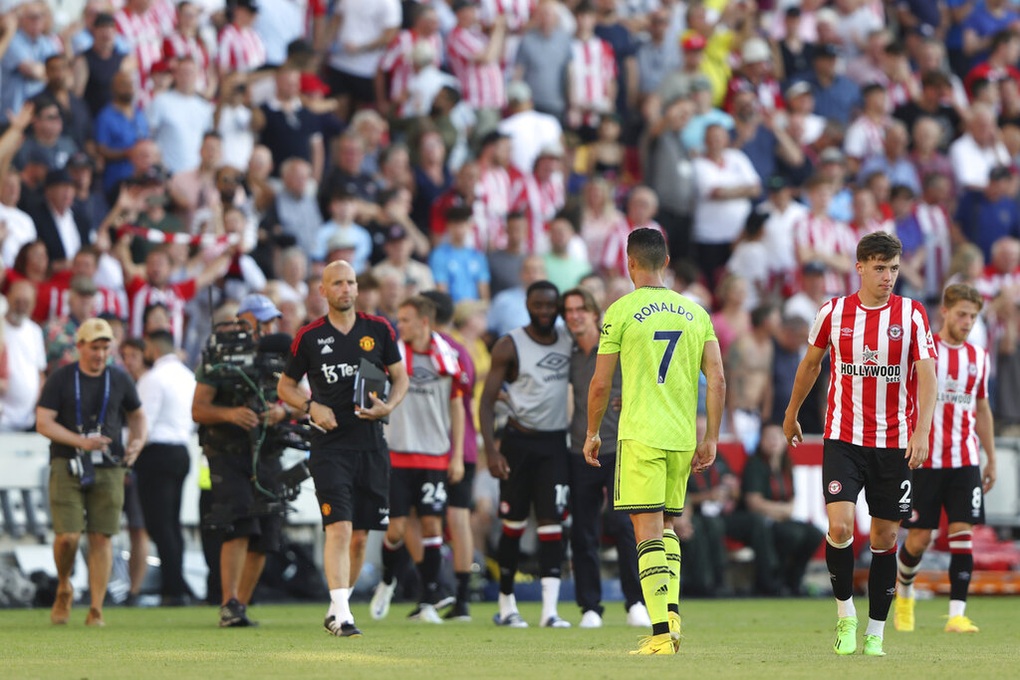 Phản ứng của Ronaldo, Maguire sau khi Man Utd thảm bại trước Brentford - 1 Phản ứng của Ronaldo, Maguire sau khi Man Utd thảm bại trước Brentford - 1