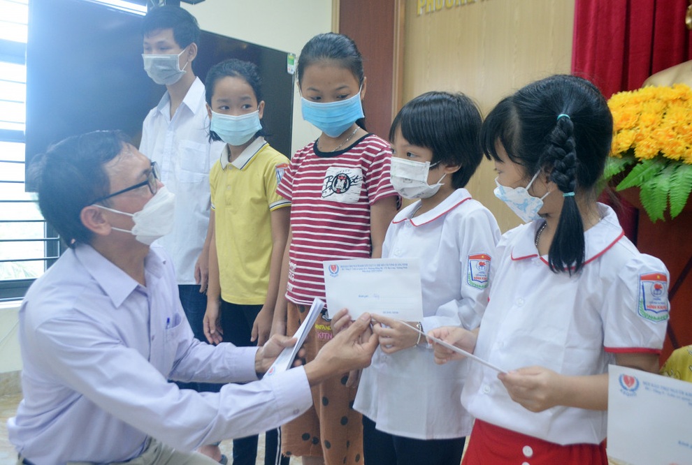 Lãnh đạo Hội Bảo trợ NKT&TMC tỉnh Quảng Ninh, trao thưởng