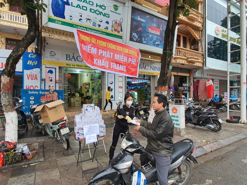 Xử phạt một loạt nhà thuốc tăng giá khẩu trang, găm hàng không chịu bán - 3 Xử phạt một loạt nhà thuốc tăng giá khẩu trang, găm hàng không chịu bán - 3