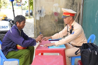 Kiểm tra hơn 1.000 lượt phương tiện phát hiện 40 tài xế vi phạm nồng độ cồn